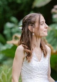 Portrait d’Alice dans sa robe de mariée sur mesure – détail du décolleté V et rubans