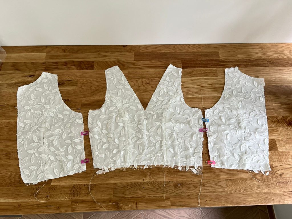Coupe du bustier de la robe de mariée d'Alice, dentelles et doublure