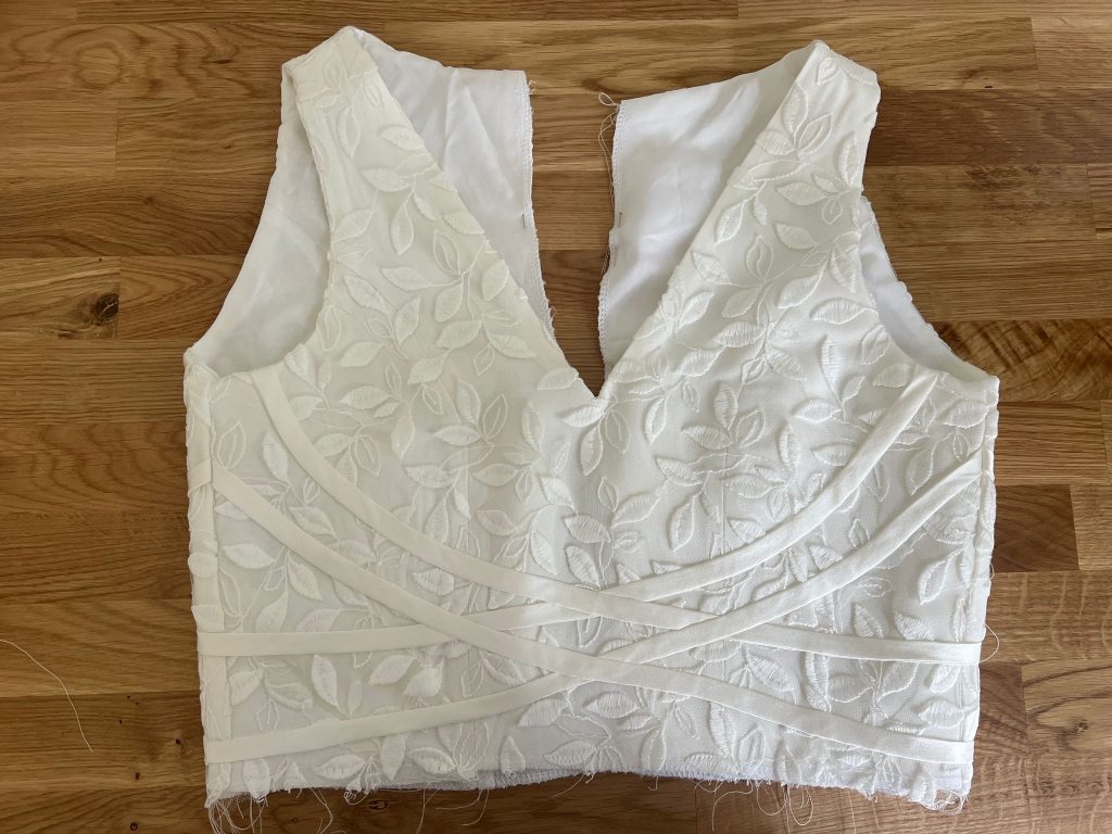 Haut du bustier de la robe de mariée d'Alice, terminé avec ces rubans croisés