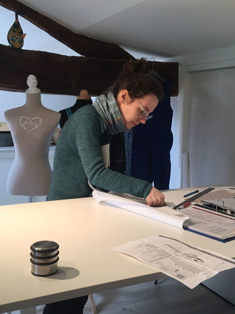 Alice, concentrée sur le patronage de sa robe de mariée