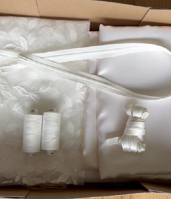 Le colis avec tous les accessoire pour réaliser la robe de mariée d'Alice est arrivée