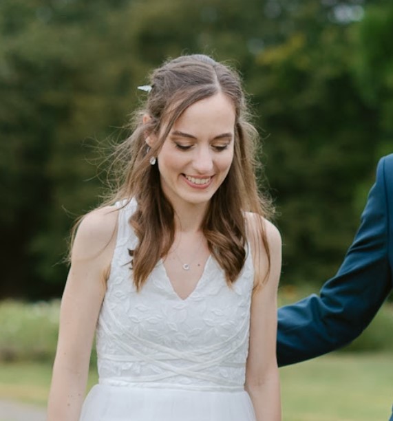 Portrait d’Alice dans sa robe de mariée sur mesure – détail du décolleté V et des rubans